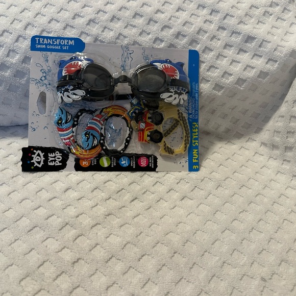 Pop
EyePop Transform Boys Swim Goggle Set
Including 3 Individual Attachments😊 - Picture 4 of 4
